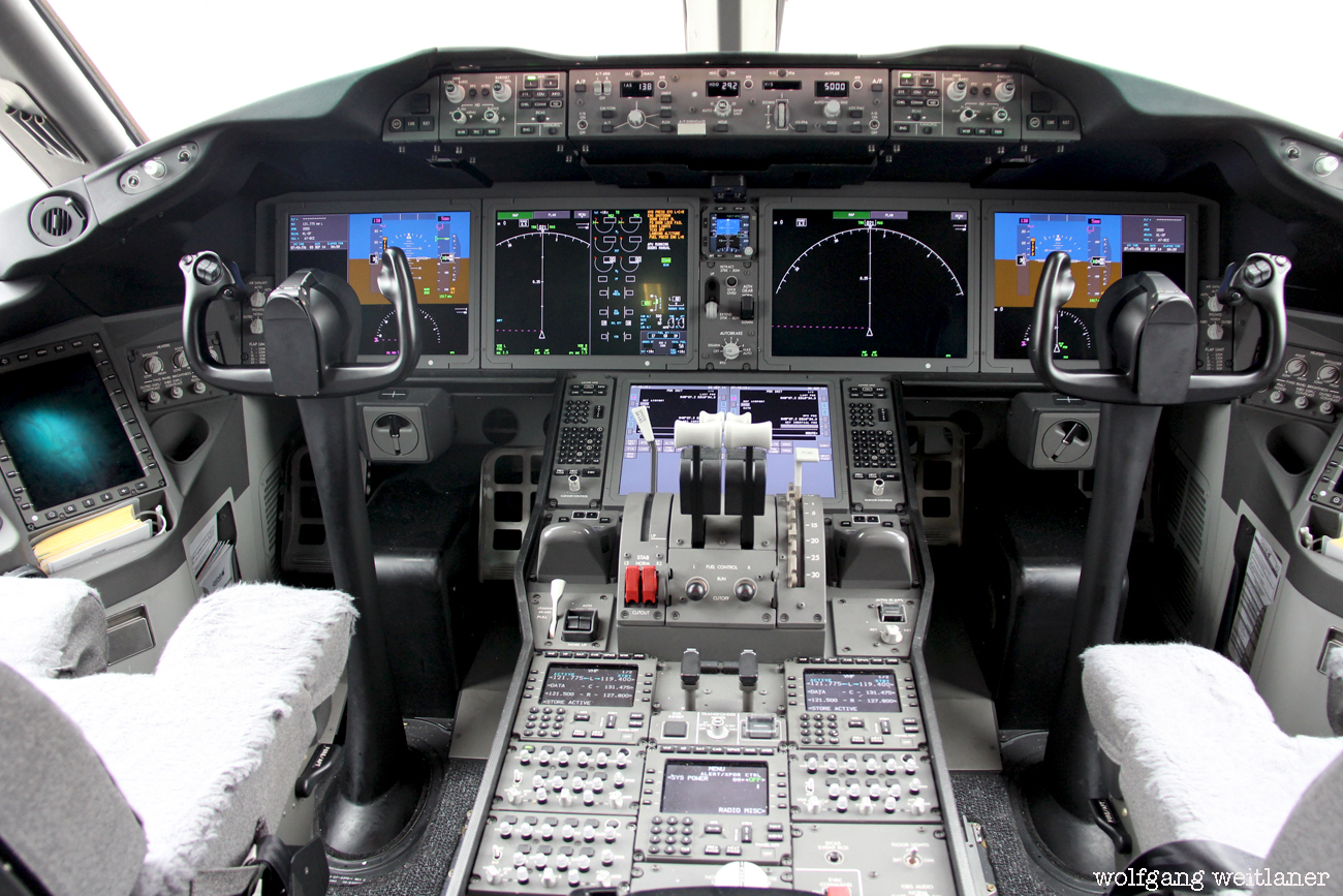 b787-cockpit
