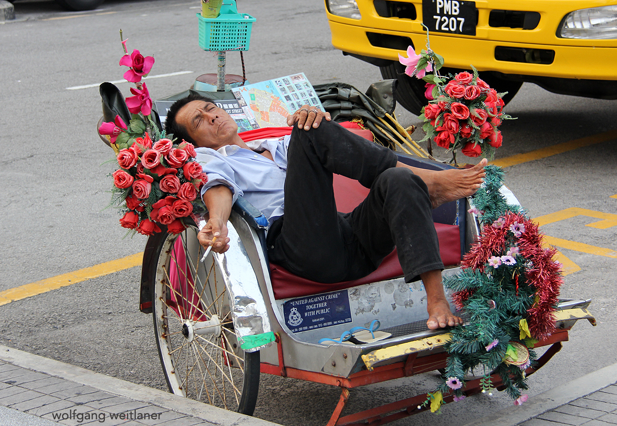Wir machen mal Pause – Rikscha-Fahrer, Penang, Malaysia