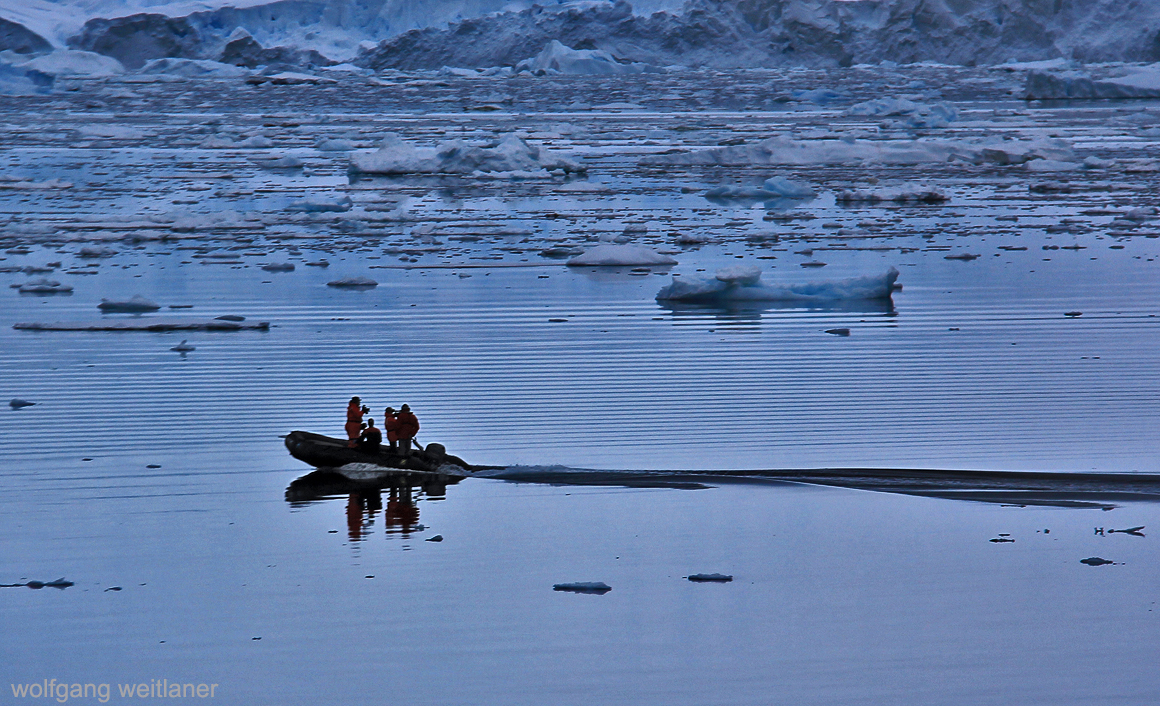 Spuren: Boot im Lemaire-Kanal, Antarctica