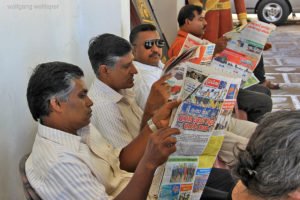 Zeitungsleser, Galle, Sri Lanka