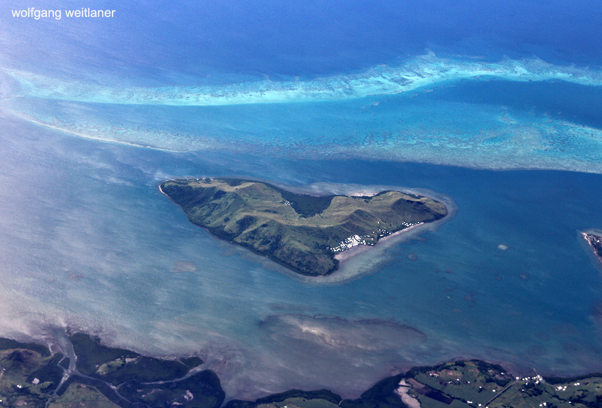 Flug über Fijis Nrodküste