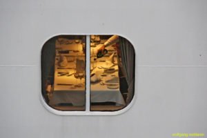 Blick ins Fenster, Kreuzfahrtschiff in Gran Canaria, Kanarische Inseln